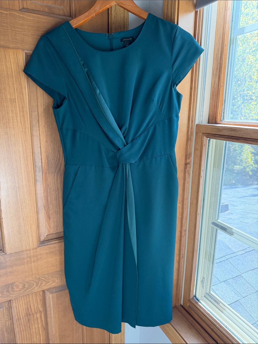 Ann Taylor Emerald Green Twist-Front Knotted Cap Sleeve Sheath Dress - Size 2